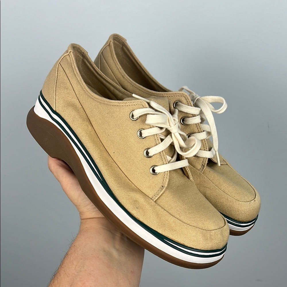 Clarks tan canvas lace up walking shoes size 8